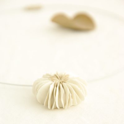 Collier Anemone blanc beige