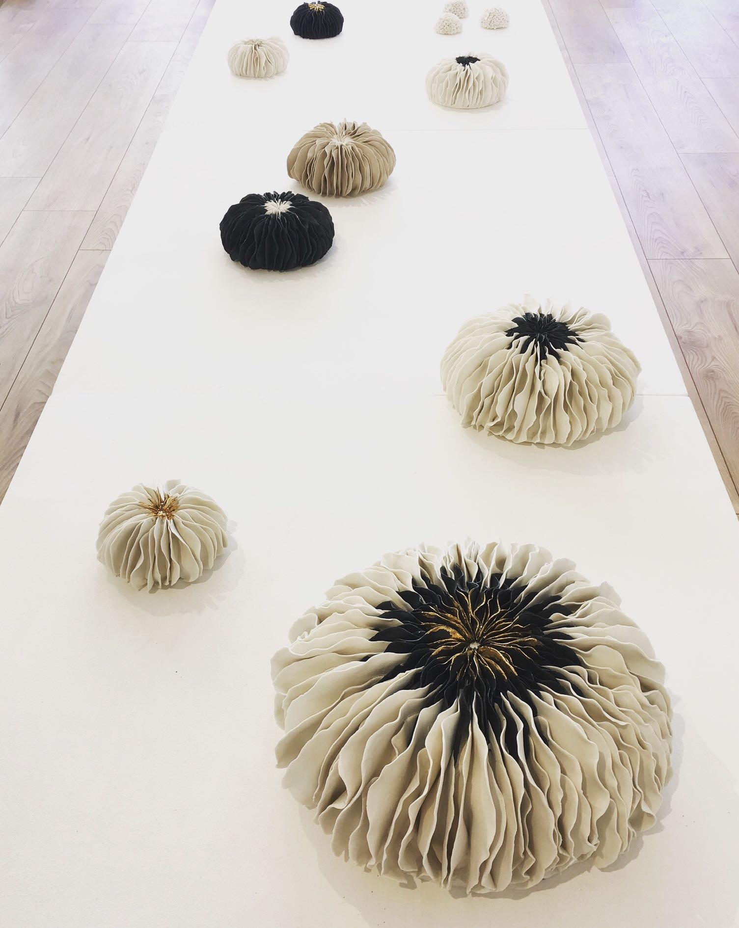 Anémones Dai ceramic à La Station Galerie