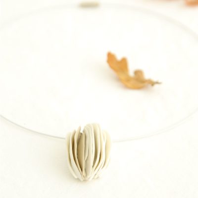 Collier Anemone blanc beige ovale