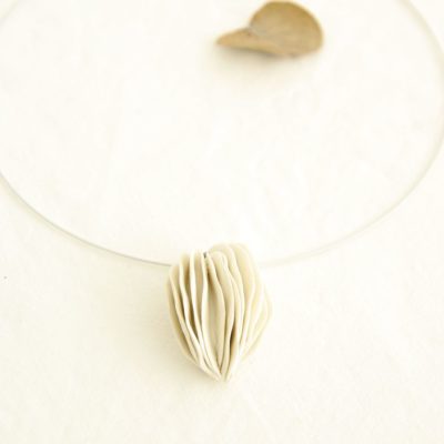 Collier Anemone blanc ovale